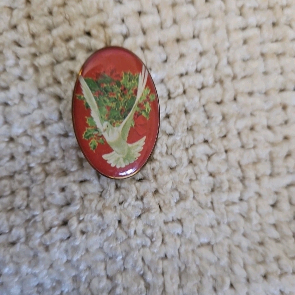 Vintage White Dove In Green Ivy And Red Holly Berries Oval Pin/Brooch